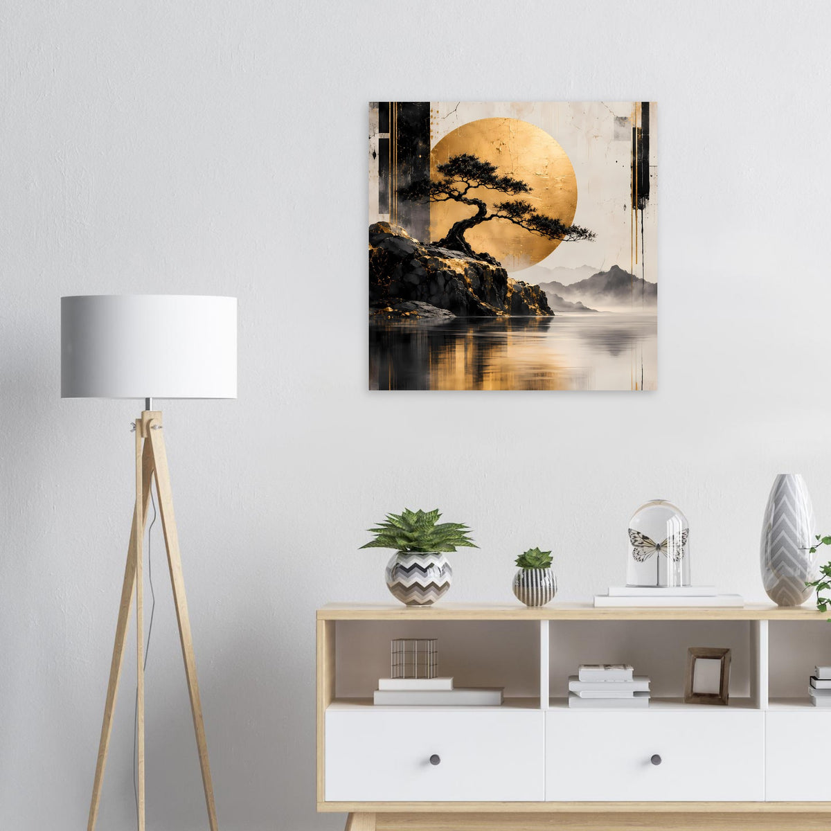 Poster mit goldenen rundem Mond, schwarzem Baum, Berglandschaft und Wasserreflexion