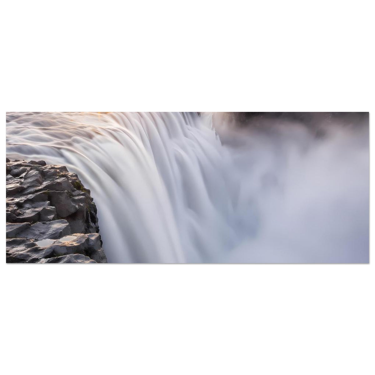 Panorama-Poster als Querstreifen: Wasserfall und Felsen, viel weißer Gischt, Himmel im Hintergrund