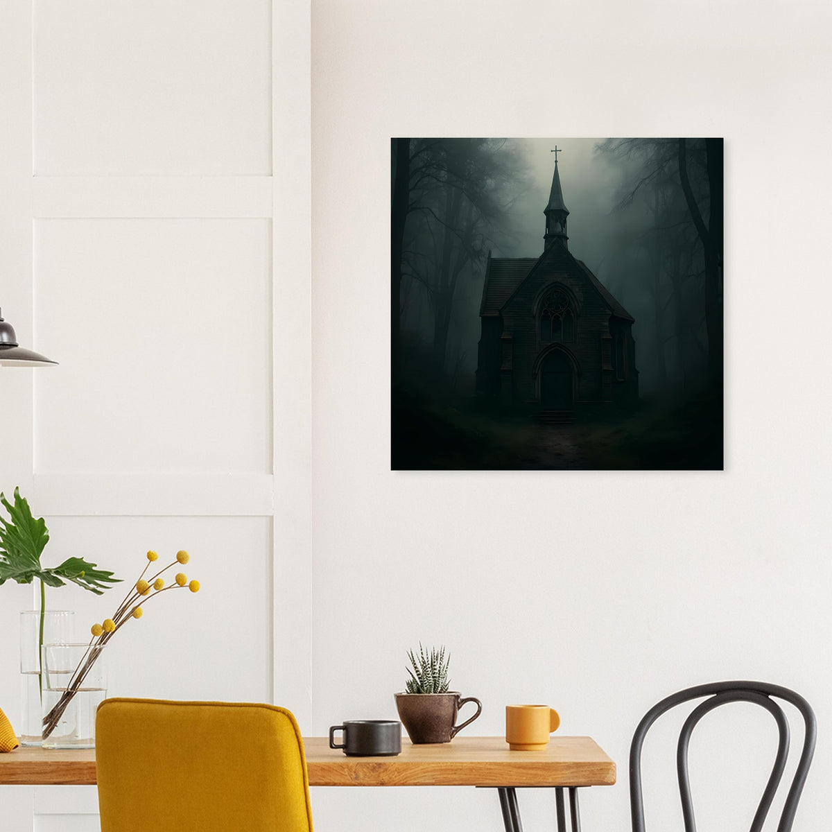 Quadratisches Poster mit Kapelle und Turmkreuz im Nebelwald, dunkelgrüne Farbigkeit