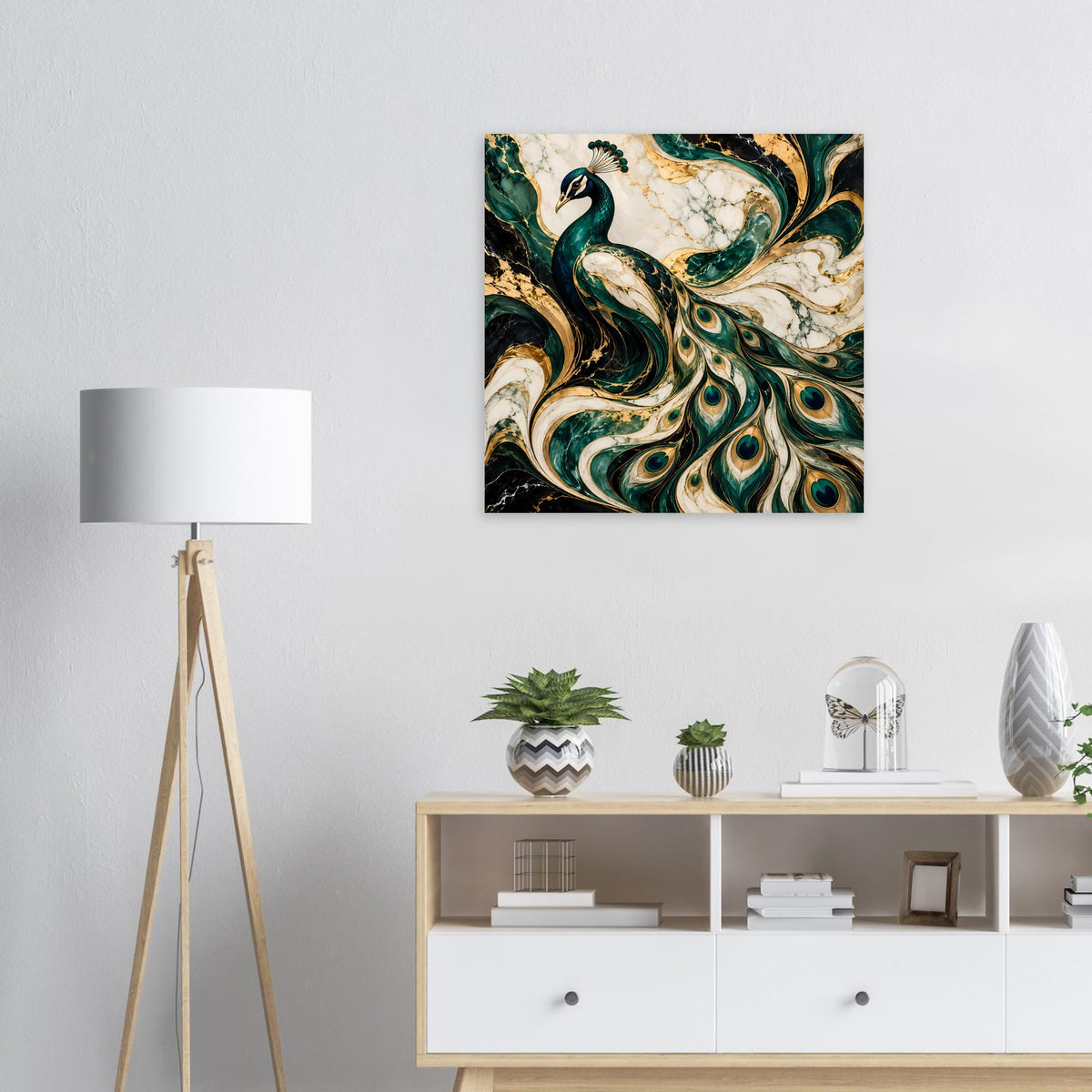 Wandposter mit majestätischem Pfau in Smaragdgrün und Gold auf hellem Hintergrund