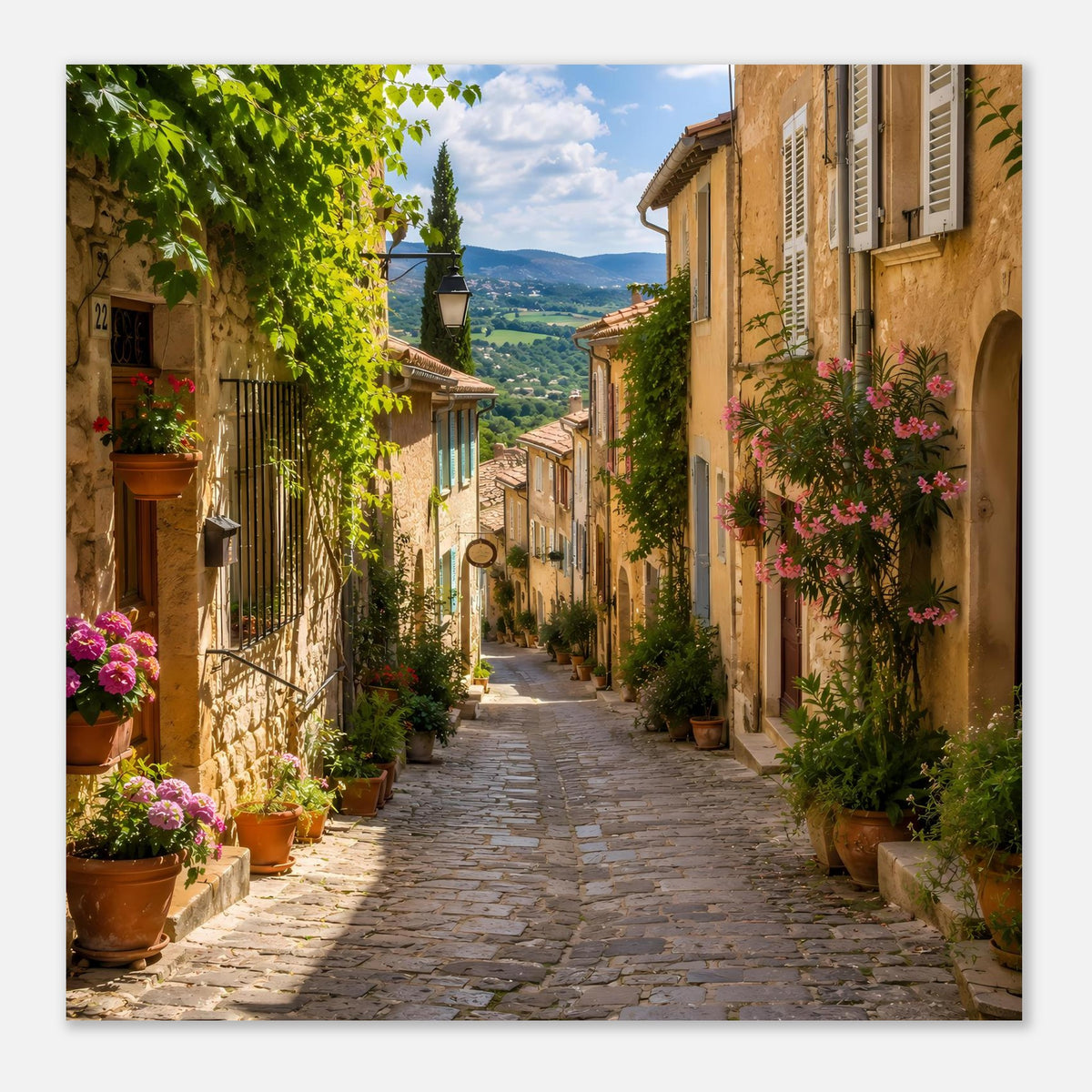 Mediterranes Gassenposter klein an der Wand: Steinweg, gelbe Häuser und Blumenranken