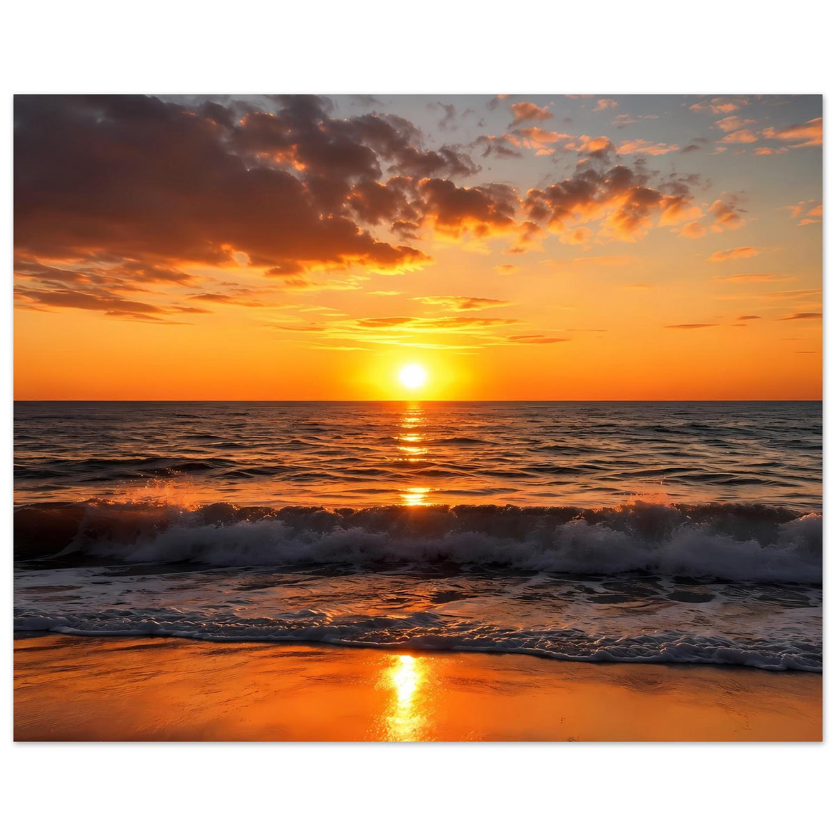 Poster Sonnenuntergang am Meer mit tiefen Wolken, Wellen und goldener Spiegelung auf dem Wasser im Querformat