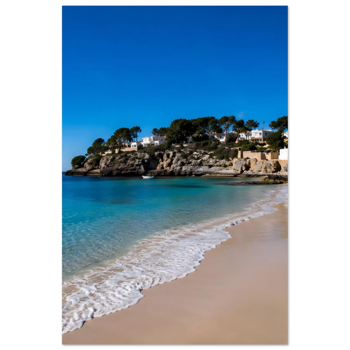Poster Meer-Bucht: türkisblaues Wasser, Sandstrand und Felsenküste mit weißen Häusern