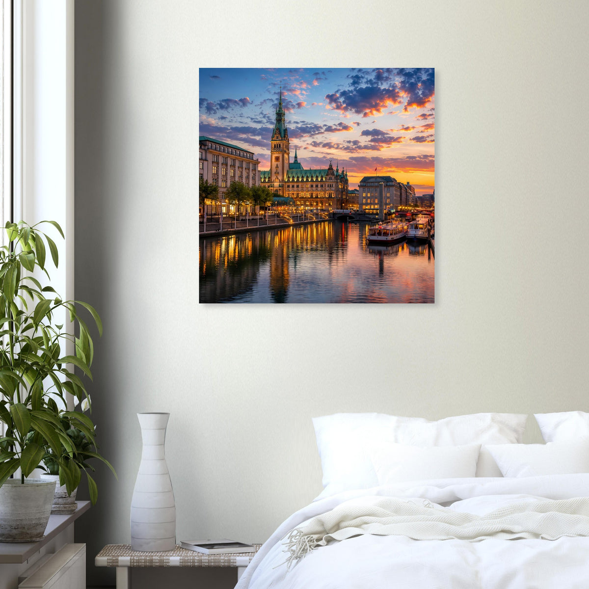 Quadratisches Wandbild im schwarzen Rahmen mit Stadt bei Sonnenuntergang und dunklem Wasser