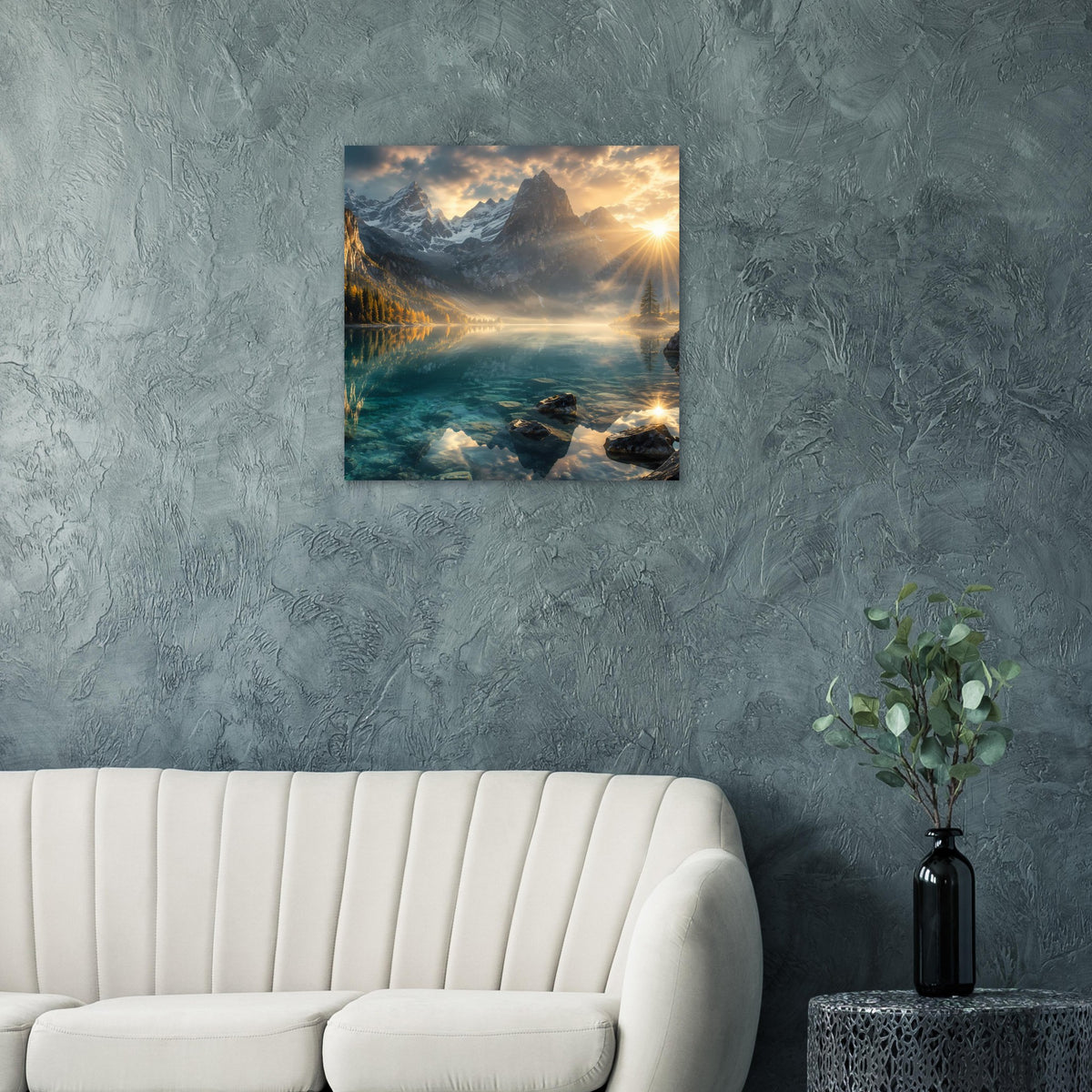 Quadratisches Poster mit Bergsee bei Sonnenaufgang, gerahmt an grauer Wand