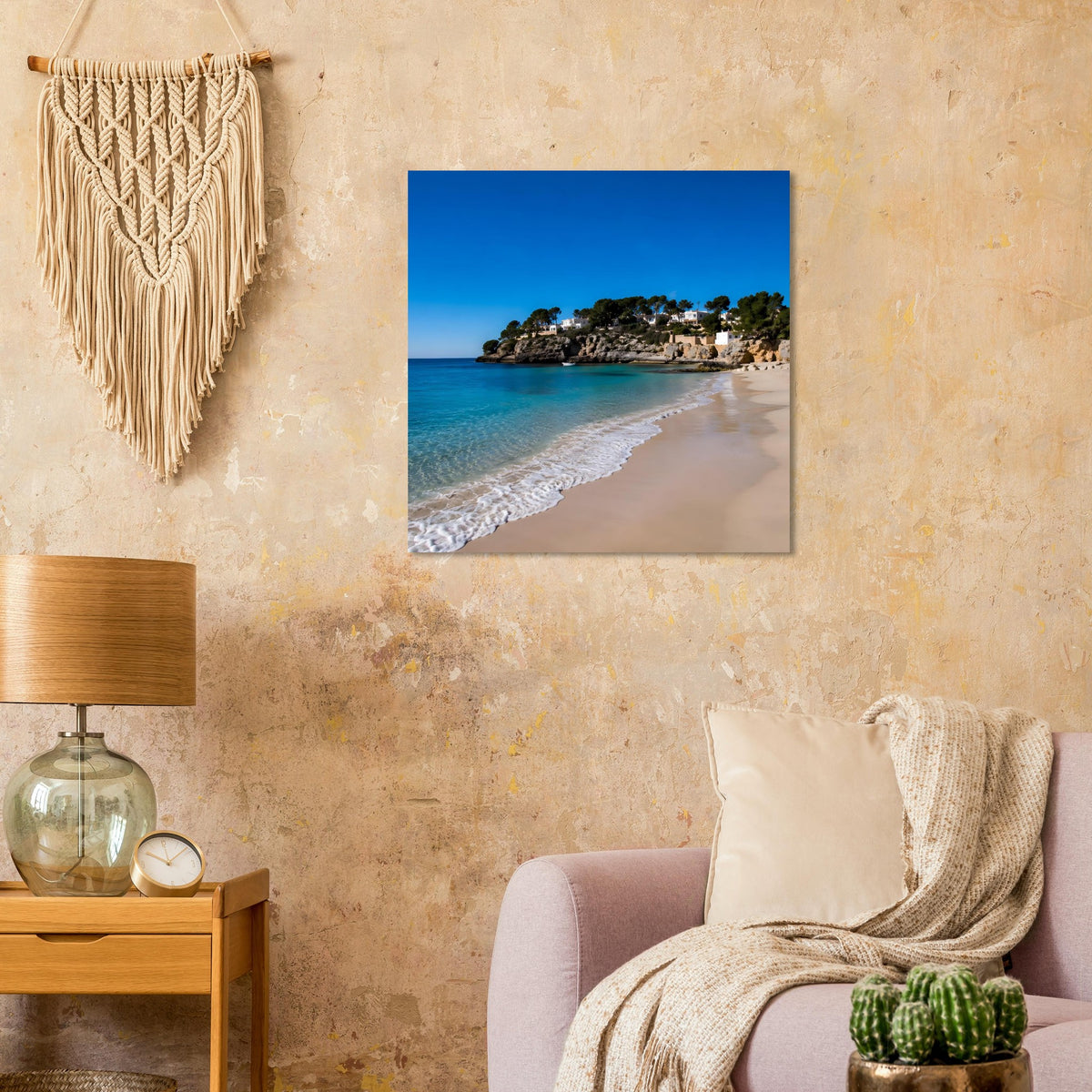 Quadratisches Poster mit türkisblauem Meer, Sandstrand und felsiger Küste