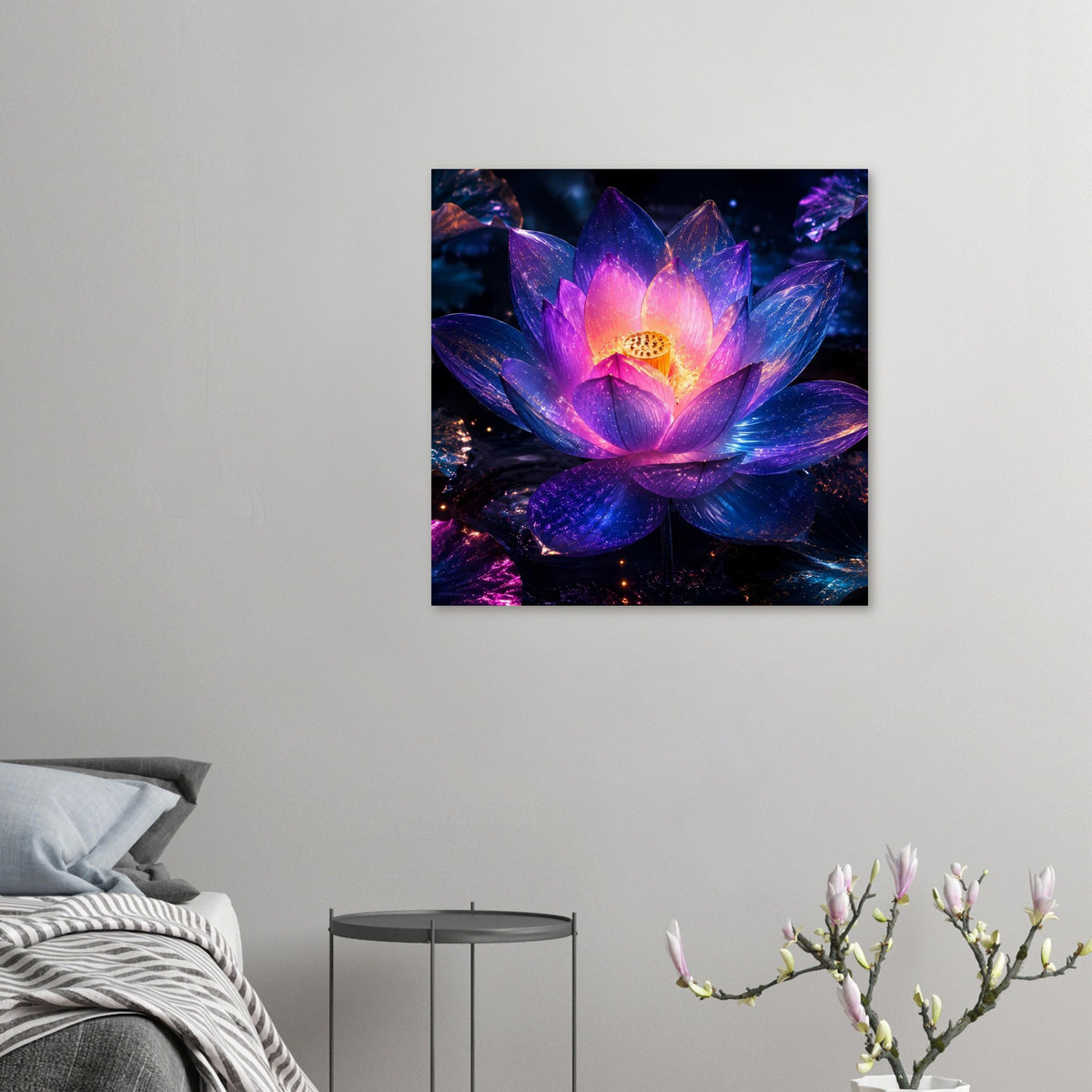 Kleines Poster mit leuchtender Lotusblume in Violett und Blau, goldener Blütenmitte
