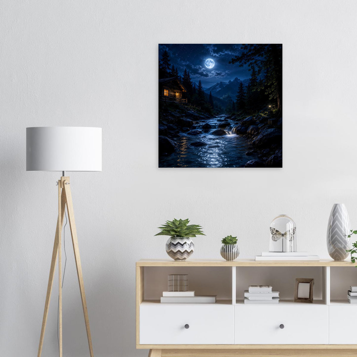 Quadratisches Poster: Mond über Bachlauf in dunkler Berglandschaft mit Tannen