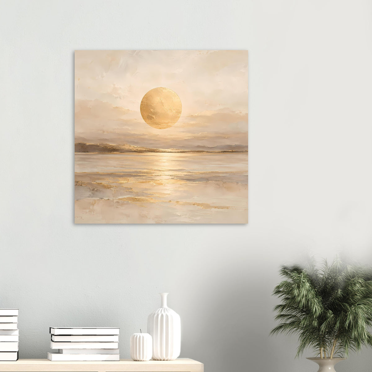 Quadratisches Kunstposter in Beige mit goldener Kreis-Sonne über ruhigem Meerblick