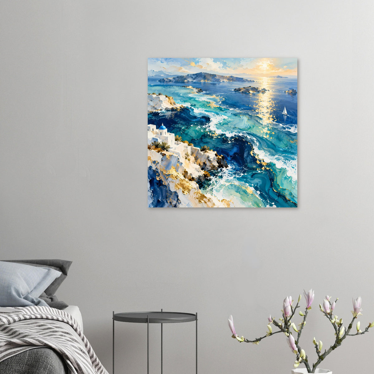 Kleines Meerposter: türkisblaues Meer, Felsenküste, weißer Ort und Segelboot.