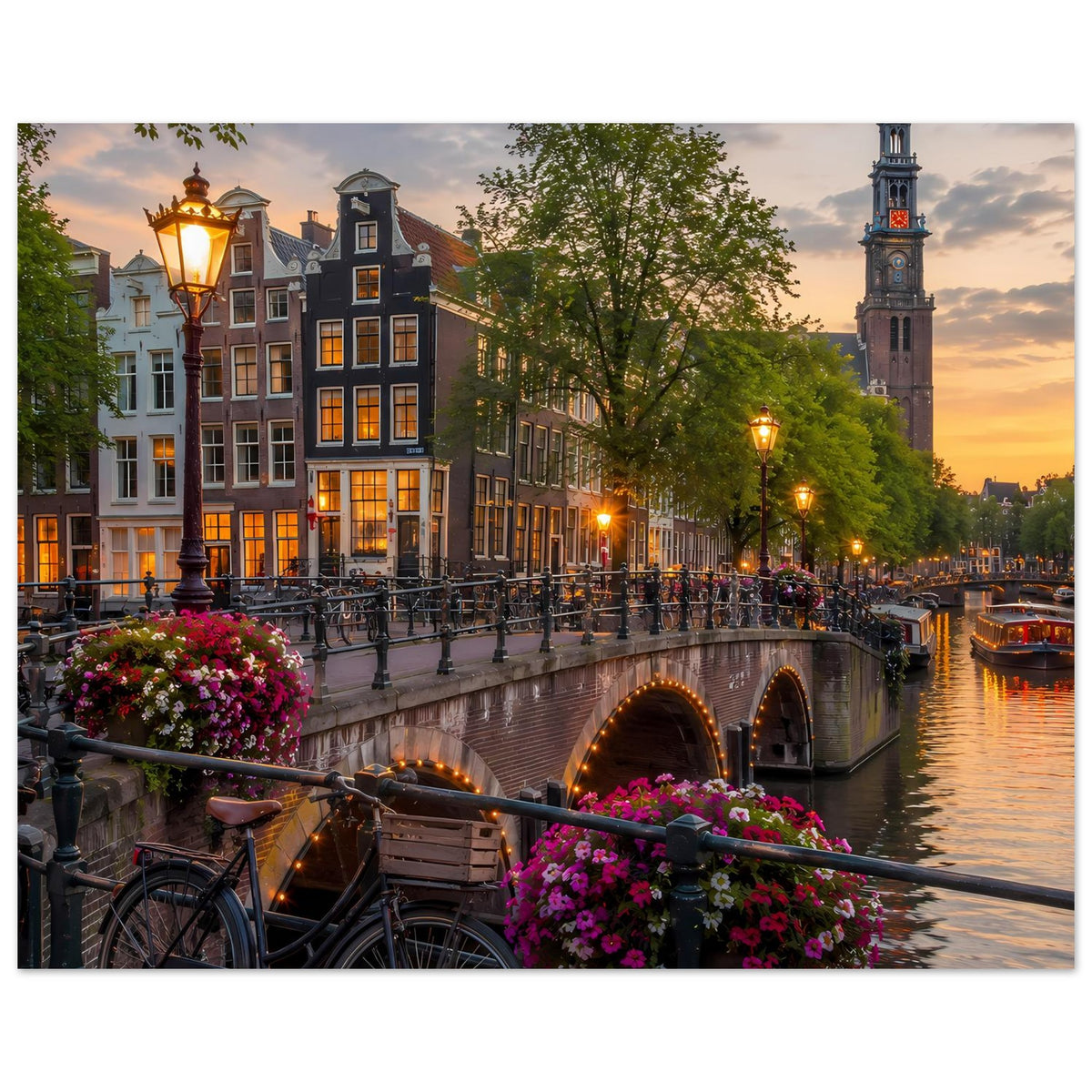 Poster mit Abendlicht am Amsterdamer Kanal: Turm, Baumallee und leuchtende Laternen