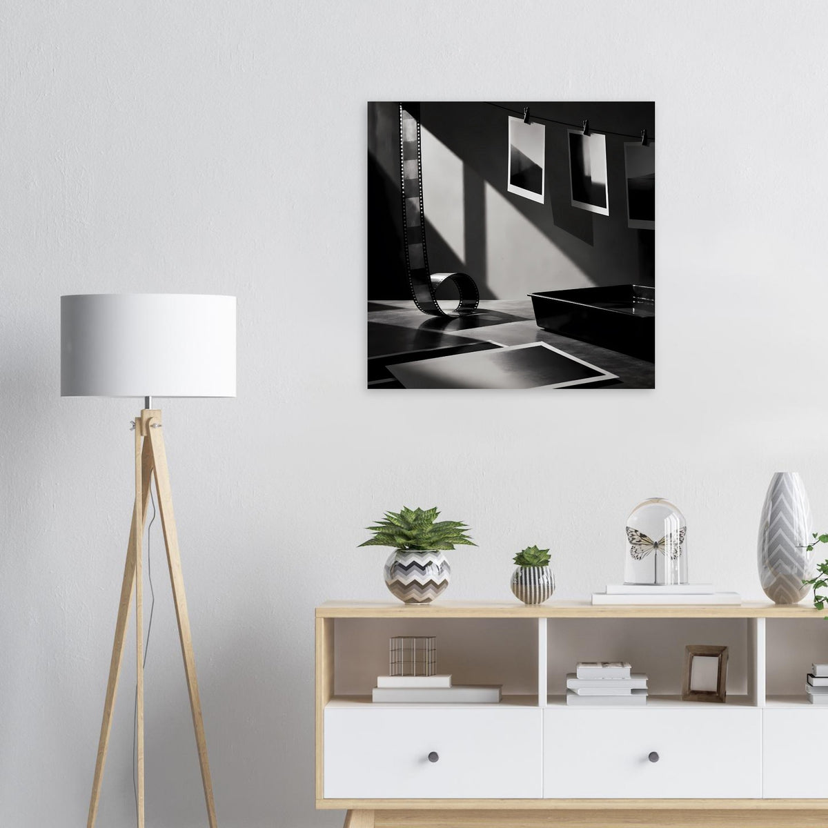 Poster im schwarzen Rahmen: Schwarzweißfoto mit Filmstreifen und Entwicklungsbecken