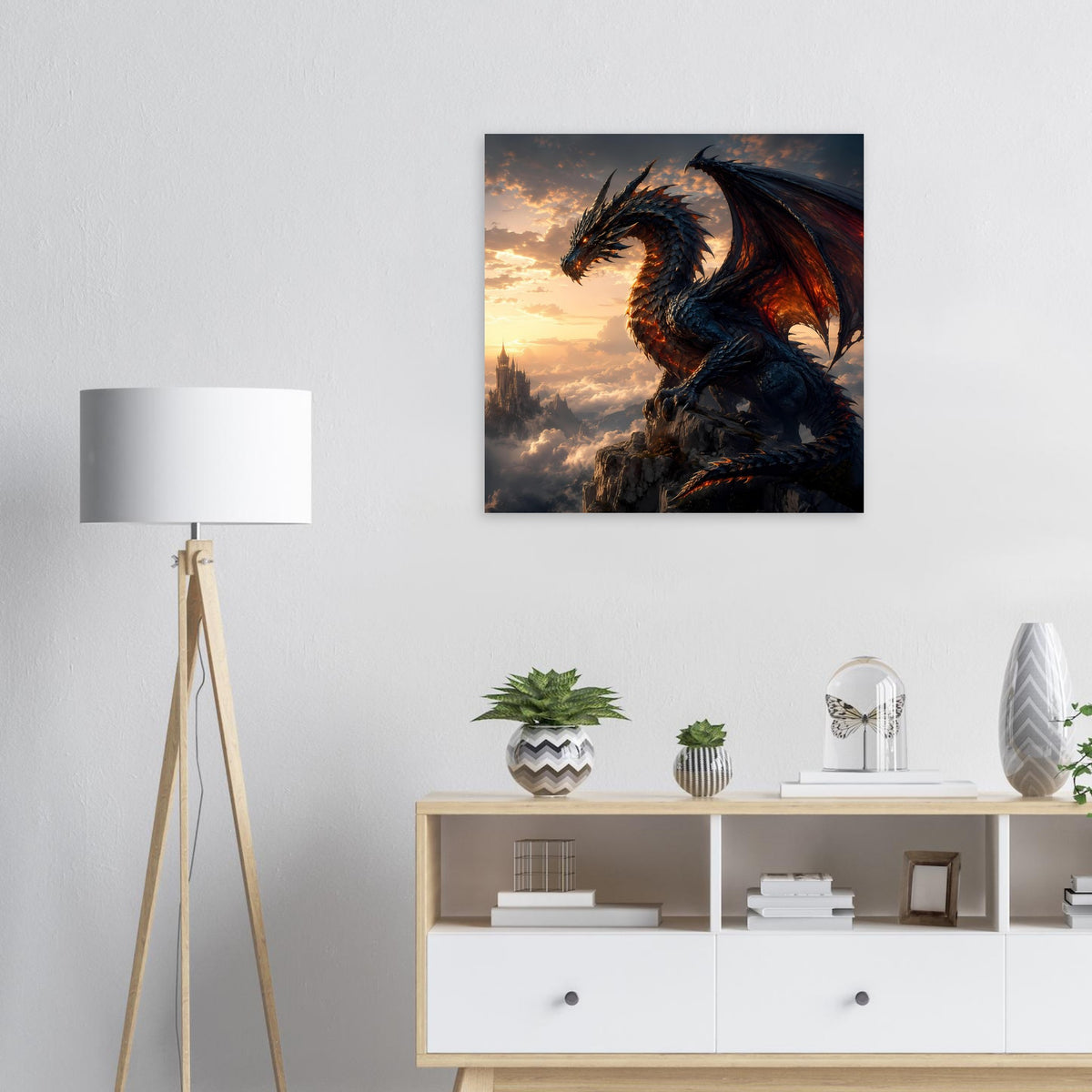 Quadratisches Drachenfantasy-Poster: dunkler Drache mit Flügeln vor warmem Abendhimmel