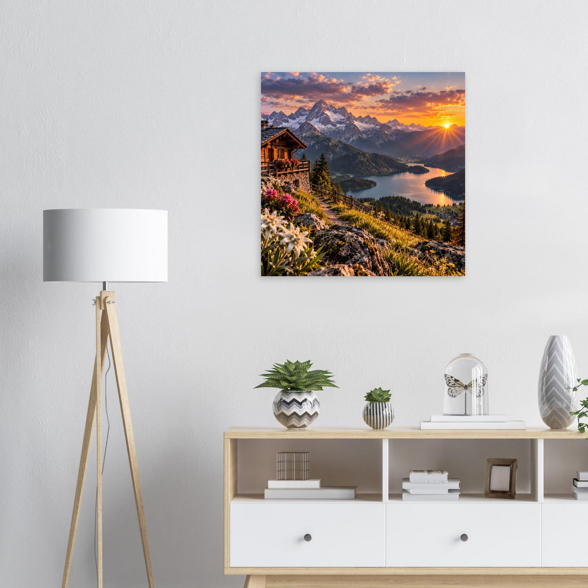 Landschaftsposter mit Alpenpanorama bei Sonnenuntergang, Bergspitzen und See im Tal.