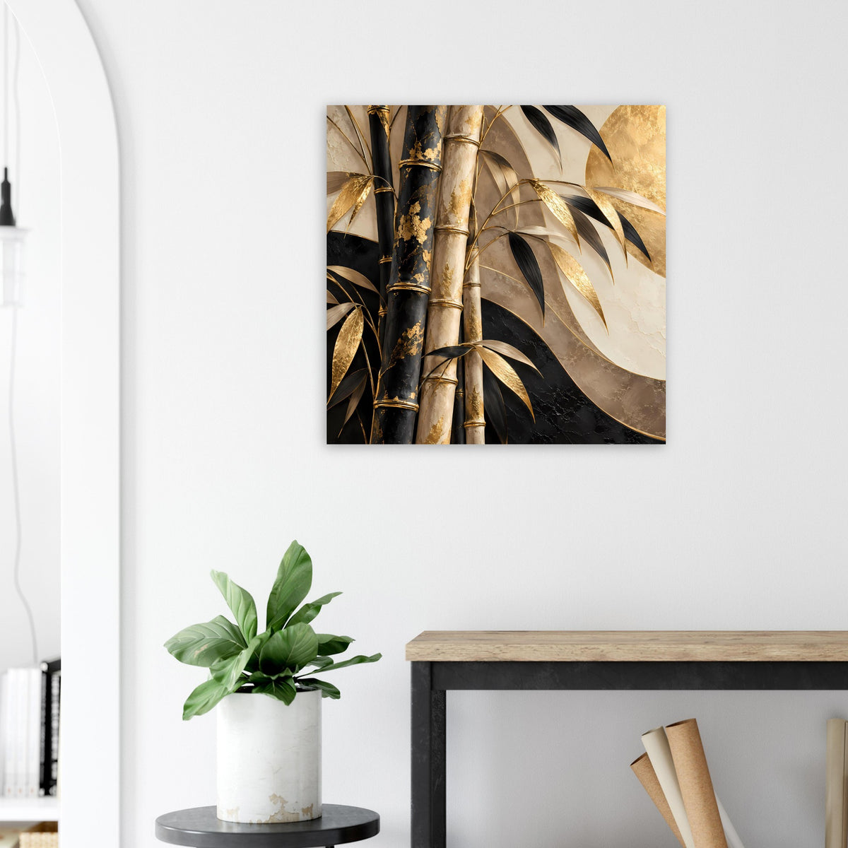 Bambus-Poster mit goldenen Bambusrohren, schwarzen Blättern und hellem Beige
