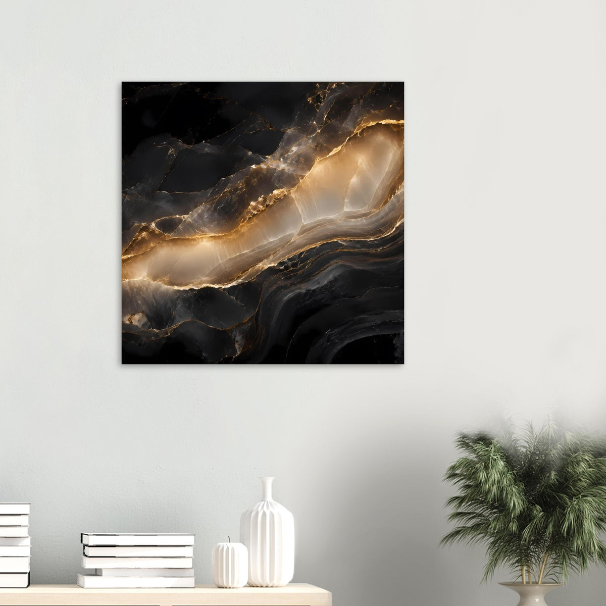 Quadratisches Poster im schwarzen Rahmen mit schwarzem Marmordesign und goldenen Adern