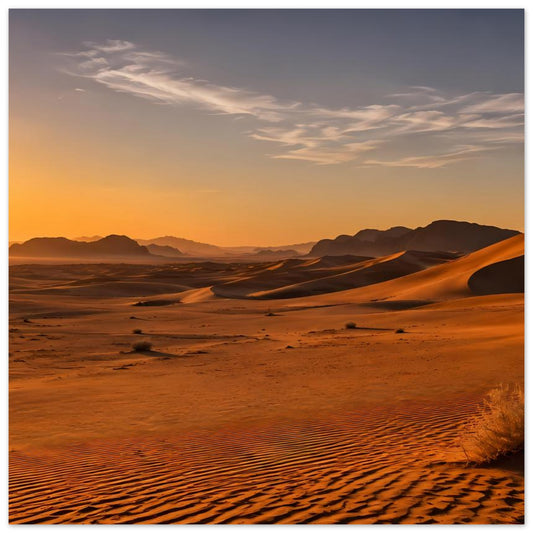 Wüsten-Sonnenuntergang-Poster mit goldenen Sanddünen, welligem Sand und fernen Bergsilhouetten