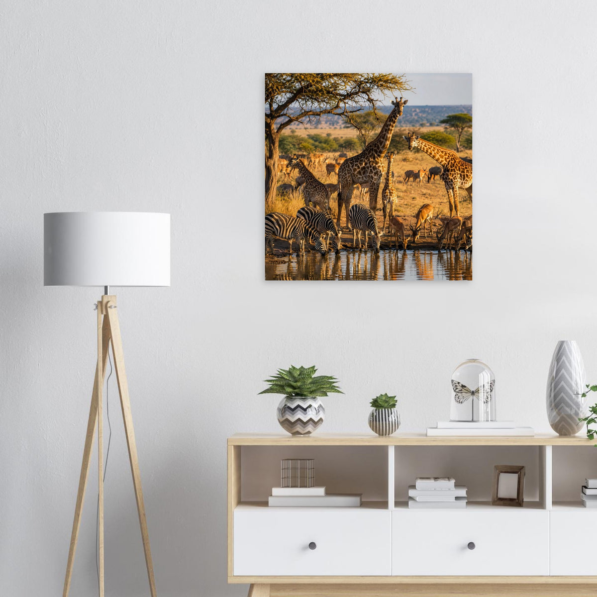 Safari-Wildtierszenen-Poster mit Giraffe und Zebra am Wasser, warmes Golden-Ton-Design