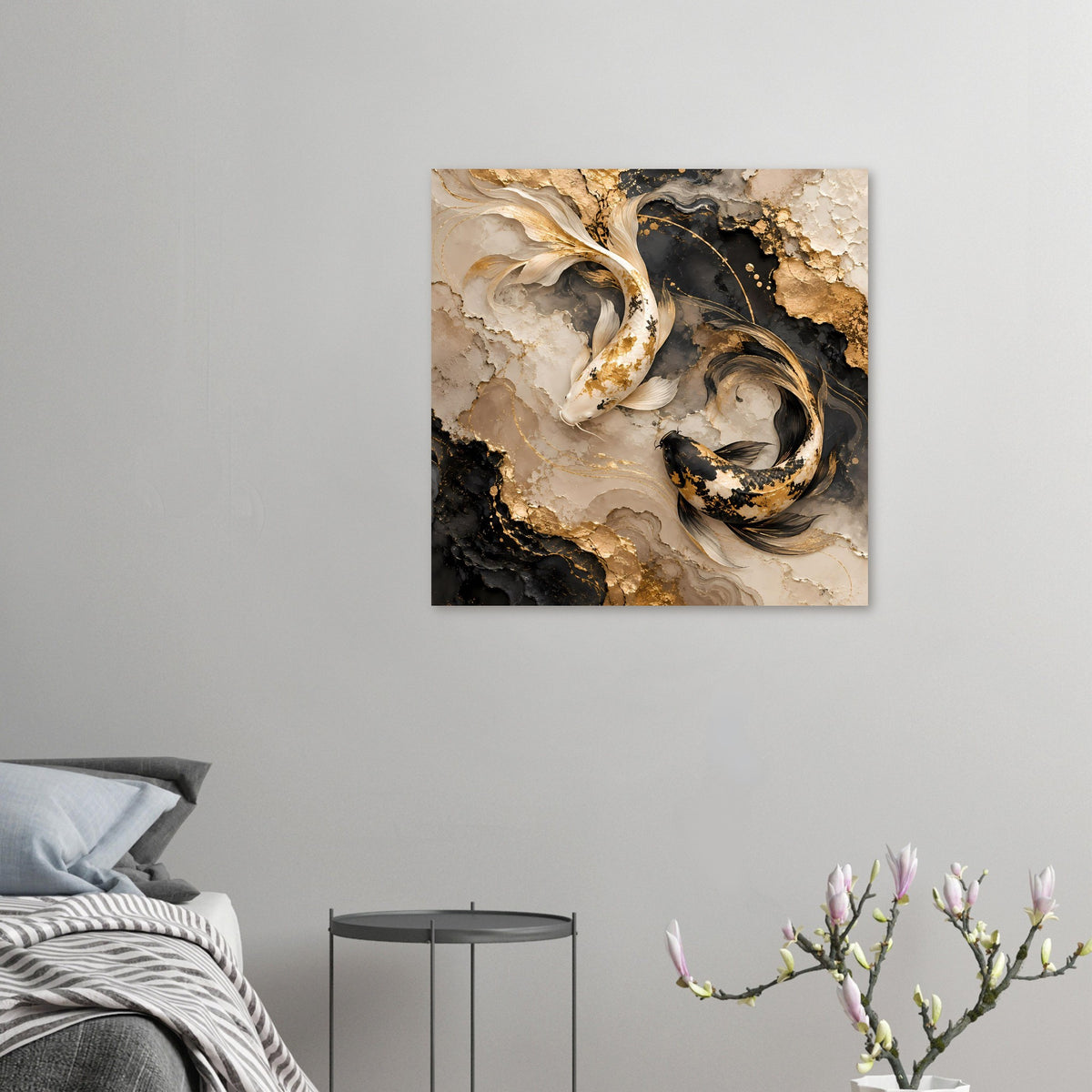 Kleines Kunstposter mit zwei Koi-Fischen in Gold und Schwarz auf beige-grauem Marmor
