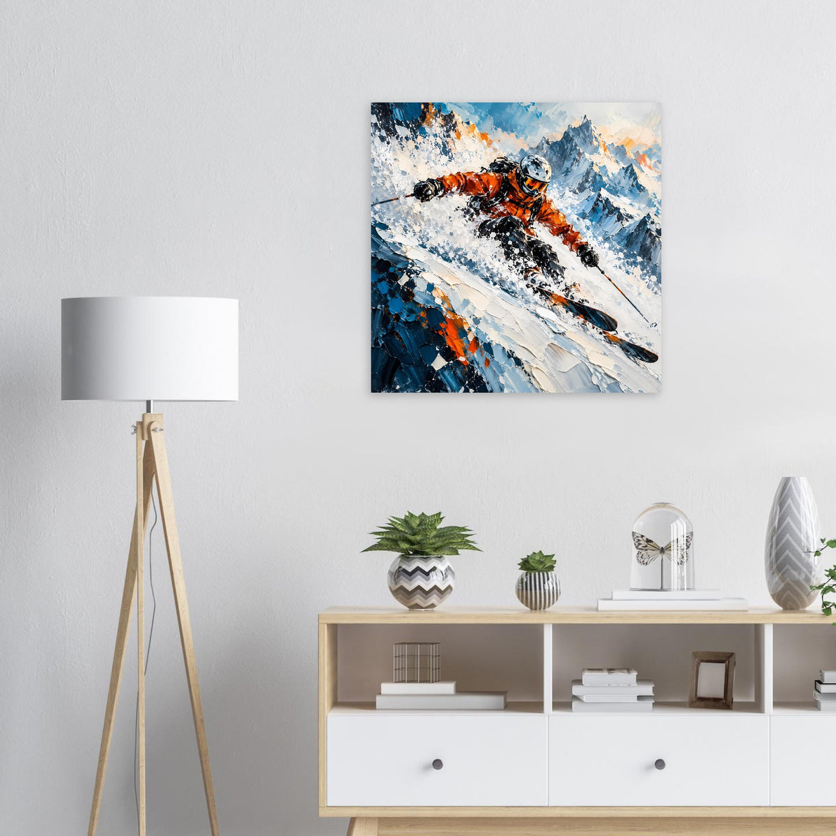 Quadratisches Poster: orangefarbener Skifahrer auf Skipiste, Schneespritzer
