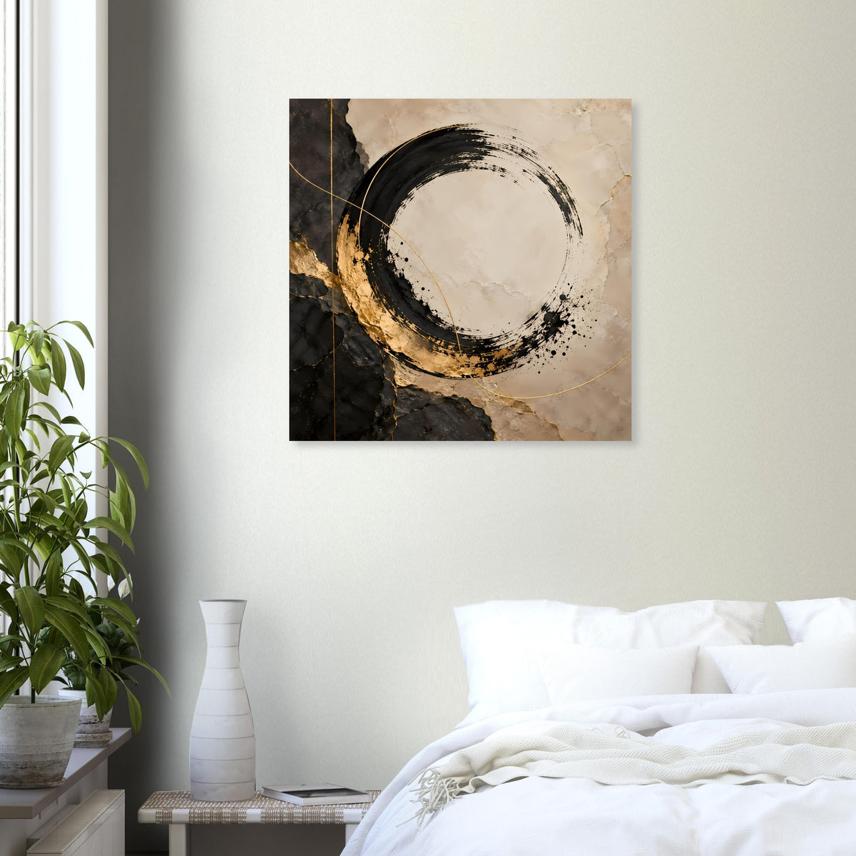 Quadratisches Kunstposter mit Pinselkreis in Schwarz, Beige und goldenen Akzenten