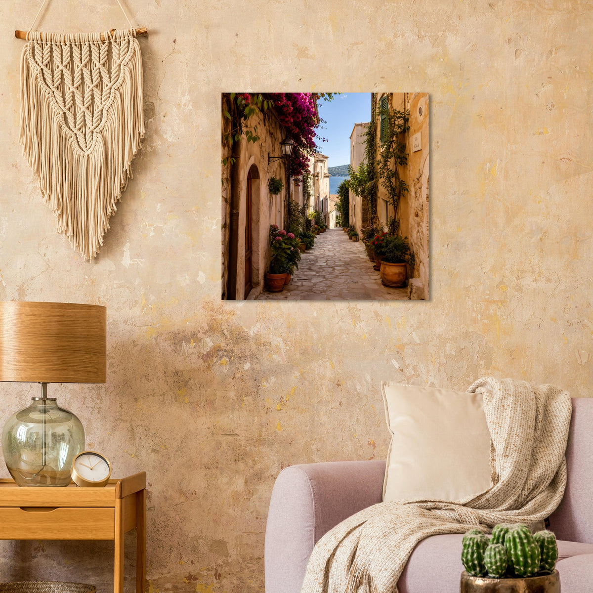 Quadratisches Wandposter mit mediterraner Gasse und bunten Blüten an den Gebäuden