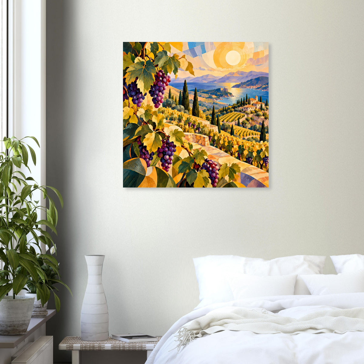 Wandposter mit Weinberg-Panoramablick, Reben und Trauben vor goldenem Himmel