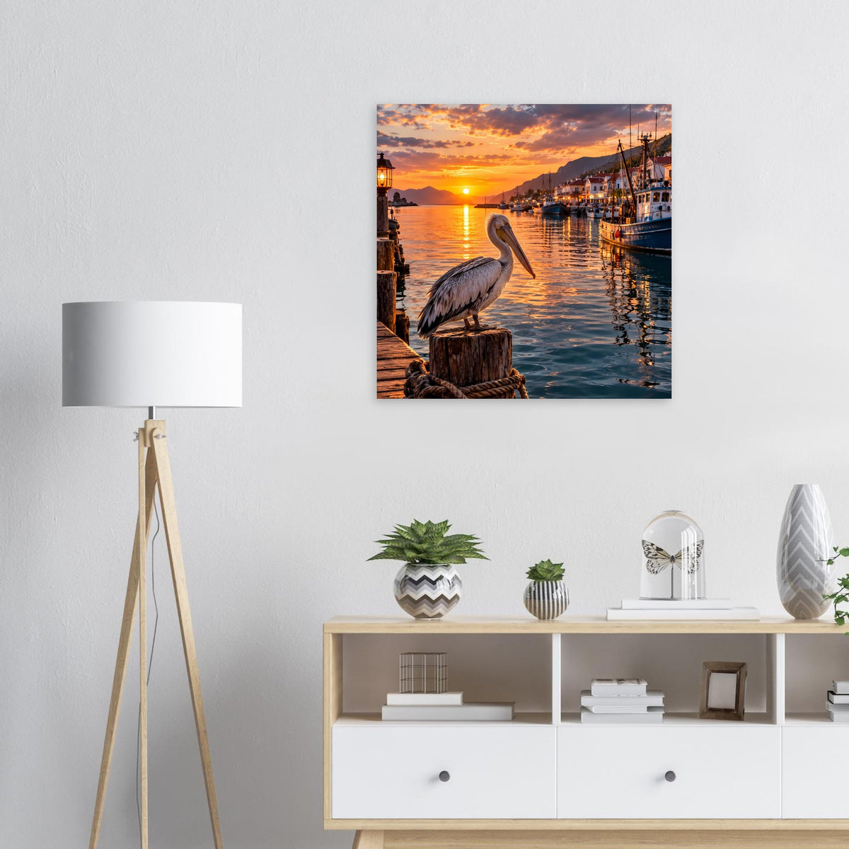 Quadratisches Wandposter: Pelikan auf Holzpfahl bei goldenem Sonnenuntergang am Hafen