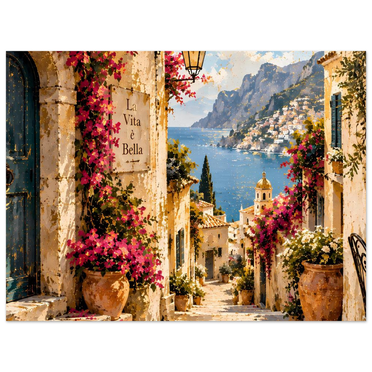 Sonnige Posteransicht einer italienischen Straße mit blühenden Reben, Topfvasen und Küstenblick