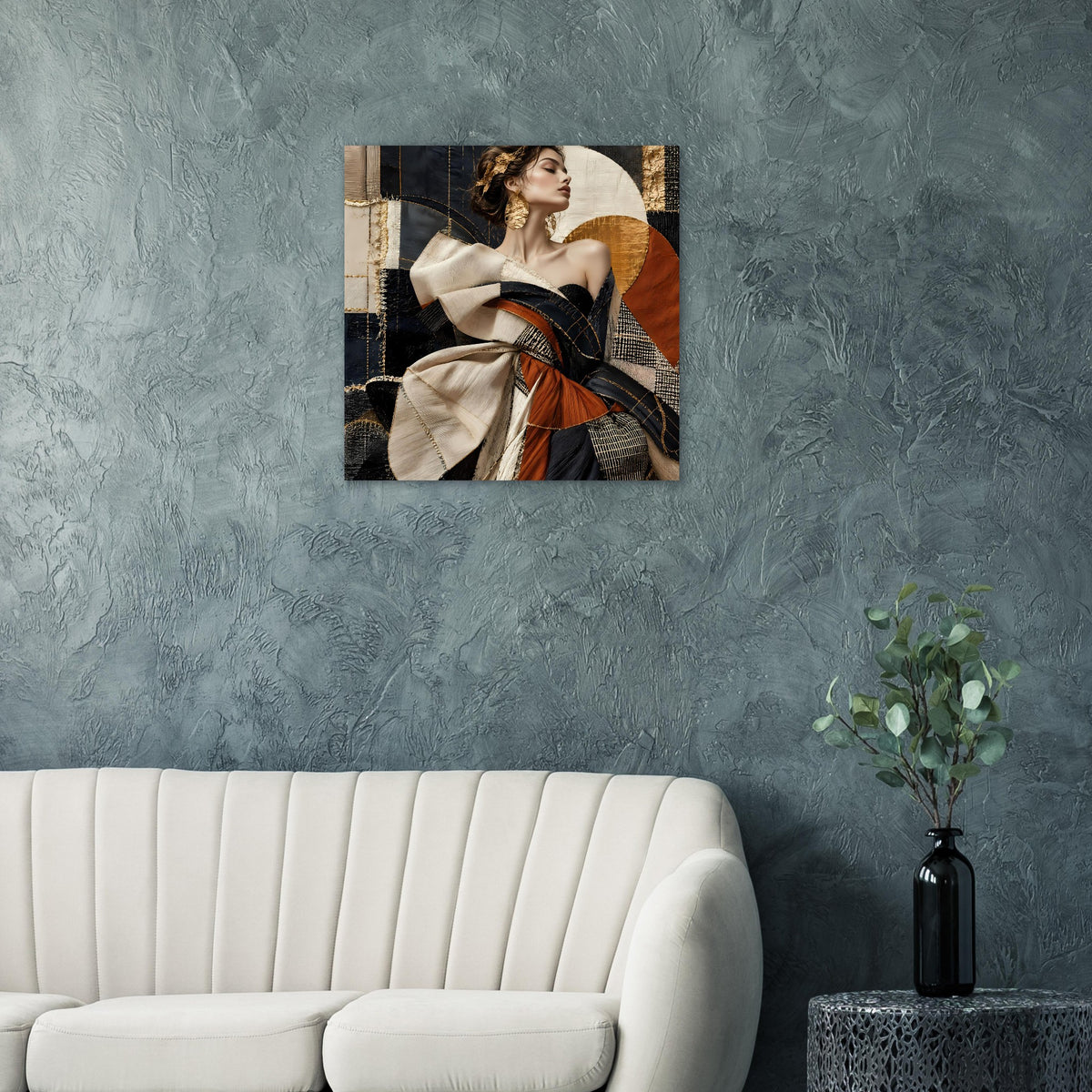 Quadratisches Poster mit abstraktem Göttinnenporträt: Frau im Profil, Gold- und Terrakotta-Töne.