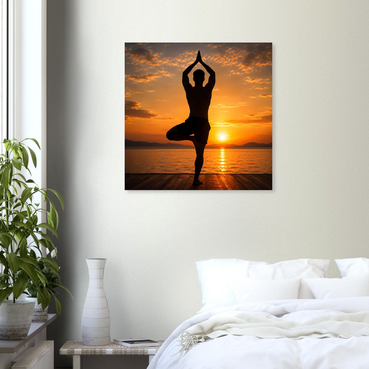 Quadratisches Poster im schwarzen Rahmen mit ruhender Yogapose vor Abendhimmel und Meer