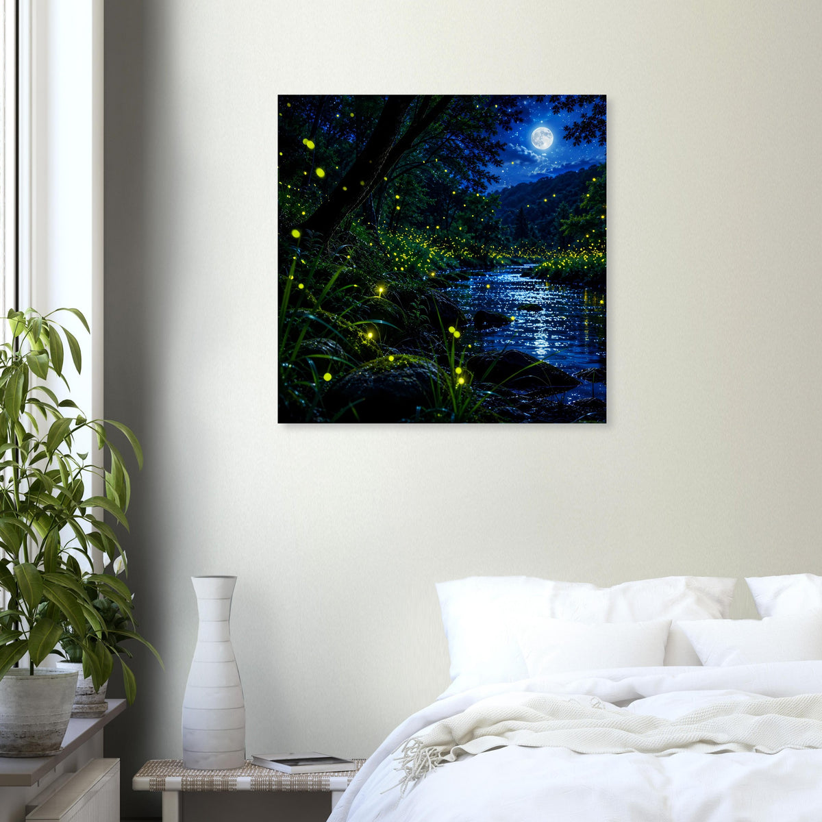 Quadratisches Poster mit Mondschein über Wald und Fluss, umschwärmt von Glühwürmchen