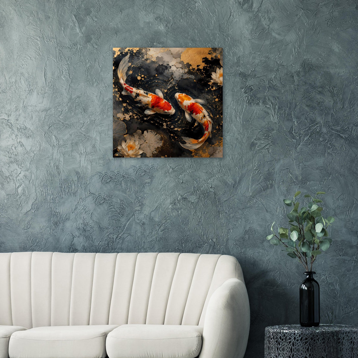 Poster mit zwei Koi im dunklen Wasser, goldene Spritzer und Seerosen am Rand
