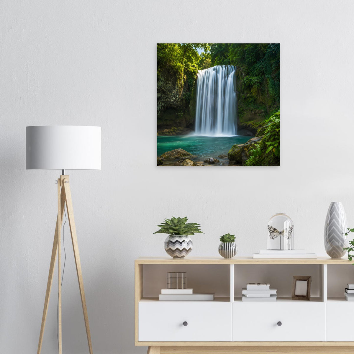 Gerahmtes Poster zeigt einen Wasserfall im Wald mit grünem Ufer, quadratisch