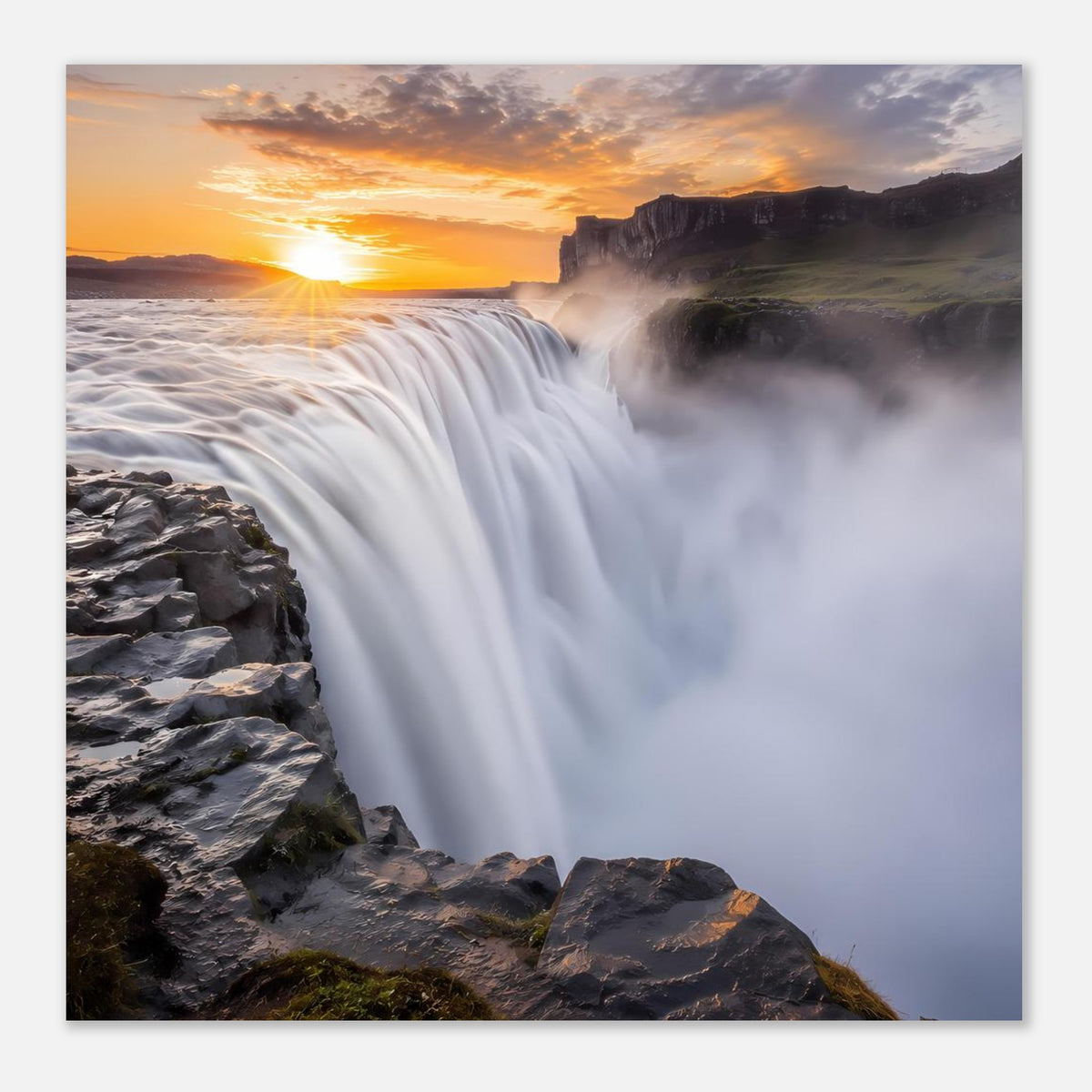 Wasserfall-Poster im Hochformat, weiße Kaskade und Sonnenuntergang über Klippen