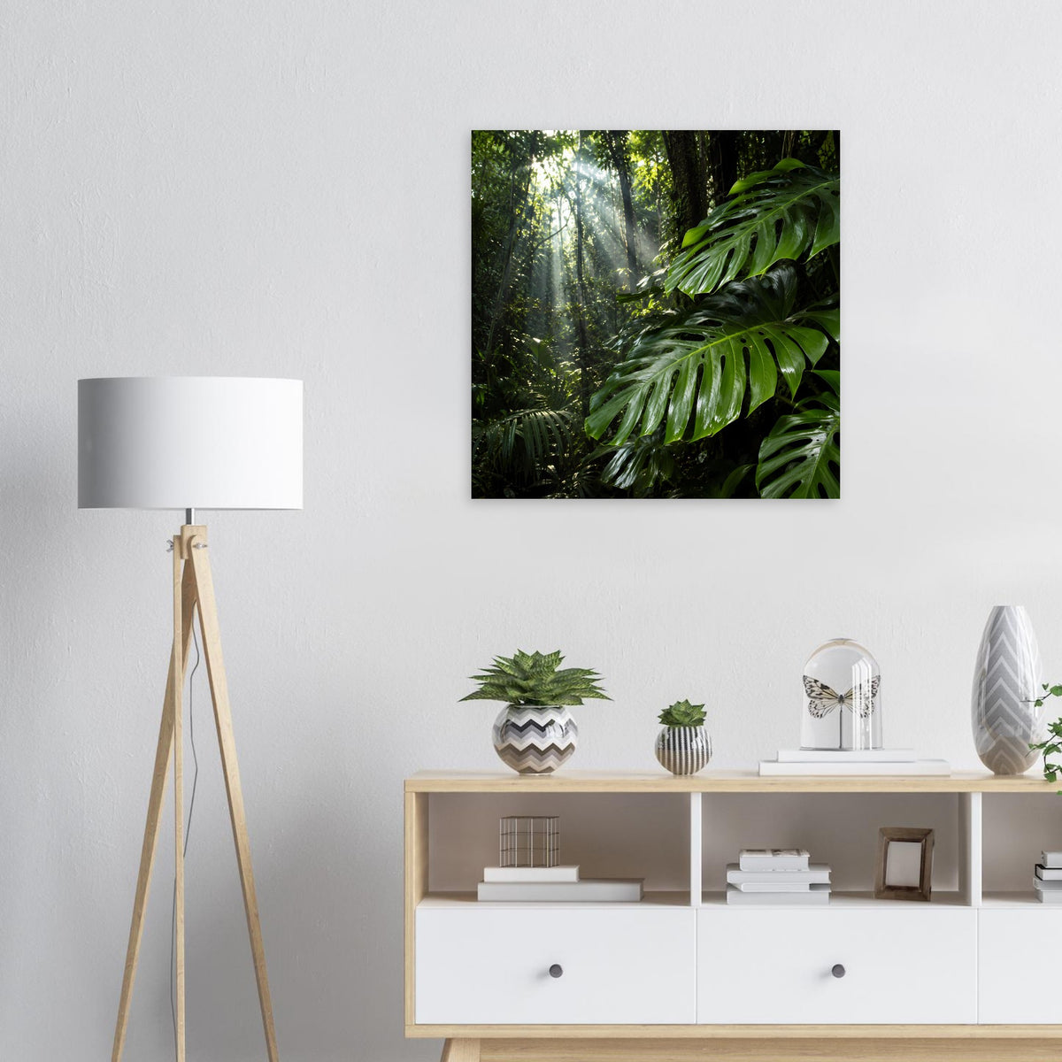 Jungle-Serenity-Poster: grüner Dschungel mit Lichtstrahlen durch dichte Blätter