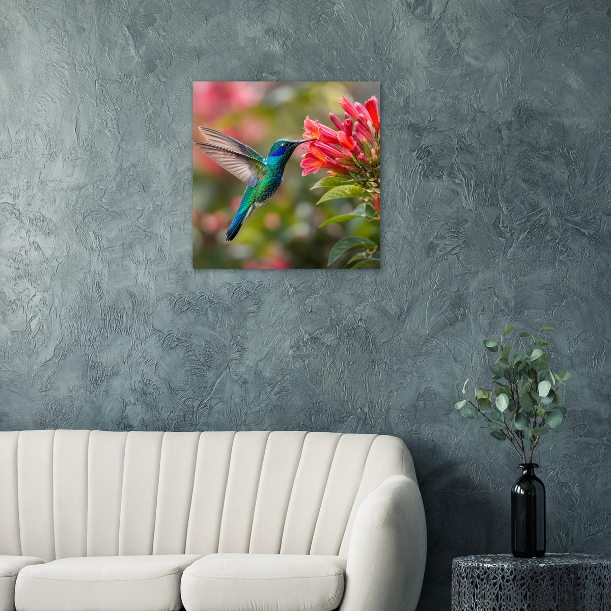 Naturposter an dunkler Wand: türkisgrüner Kolibri zwischen pinken Blüten