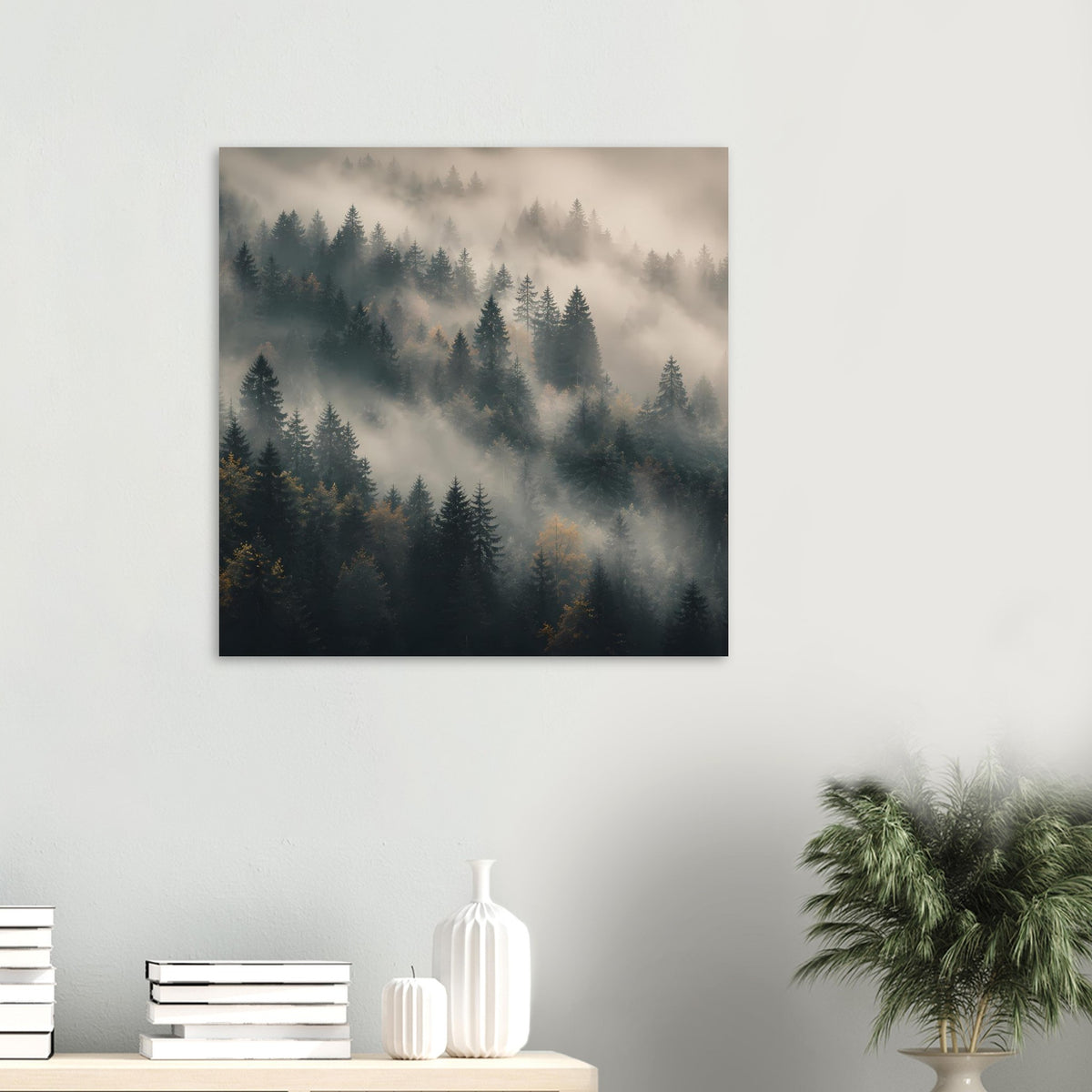 Quadratisches Poster mit Nebel über Tannen, dunkles Waldmotiv im schwarzen Rahmen