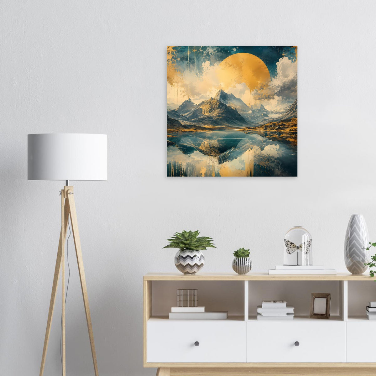 Wandposter mit Berglandschaft und reflektierendem See, Blau und Gold mit rundem Mond