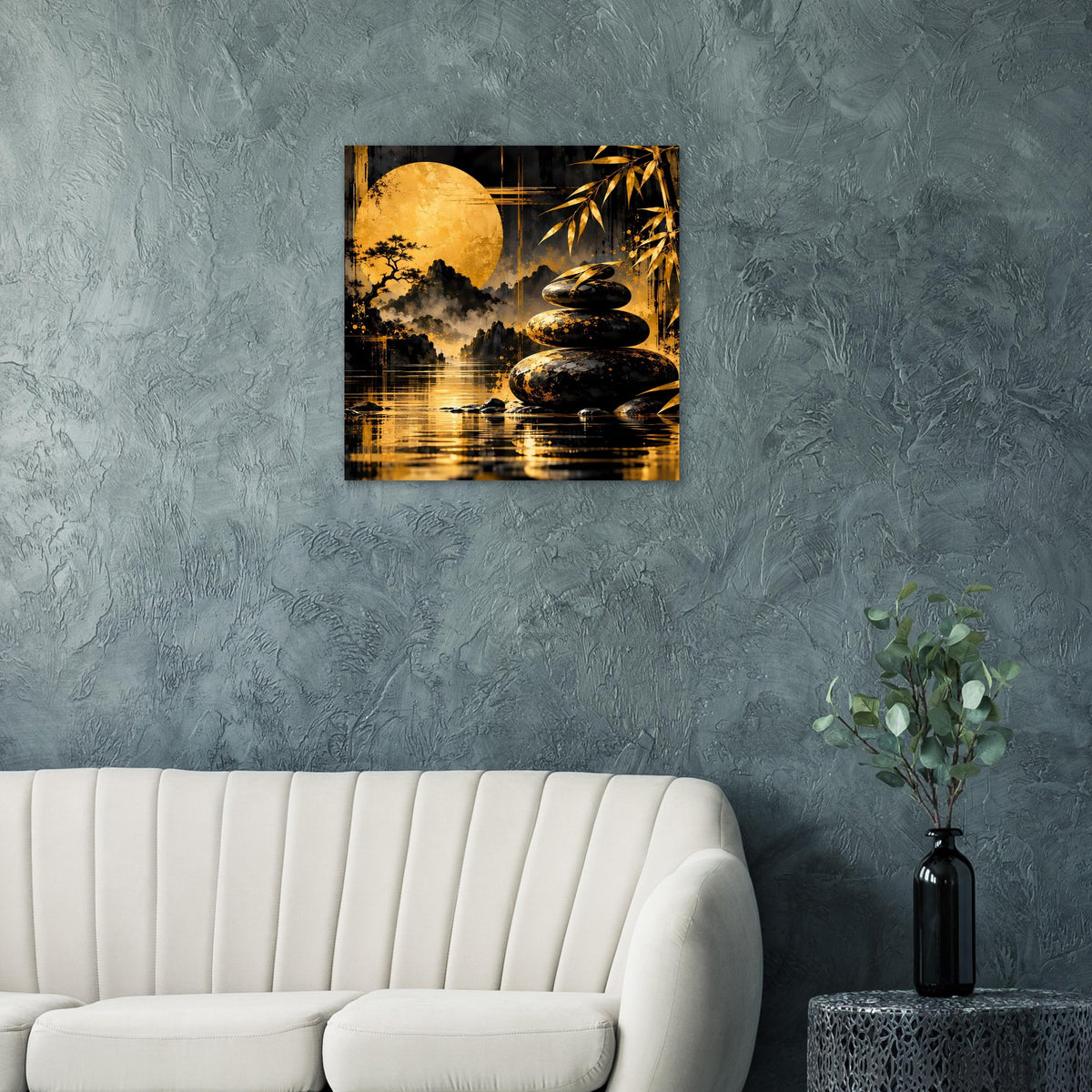 Kunstposter in Gold und Schwarz mit Mondsichel, Steinen, Bambus und Wasserreflexion