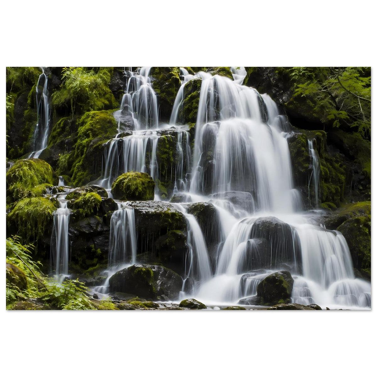 Wasserfall-Poster im Querformat: Wasserfälle über grünen, moosigen Steinen