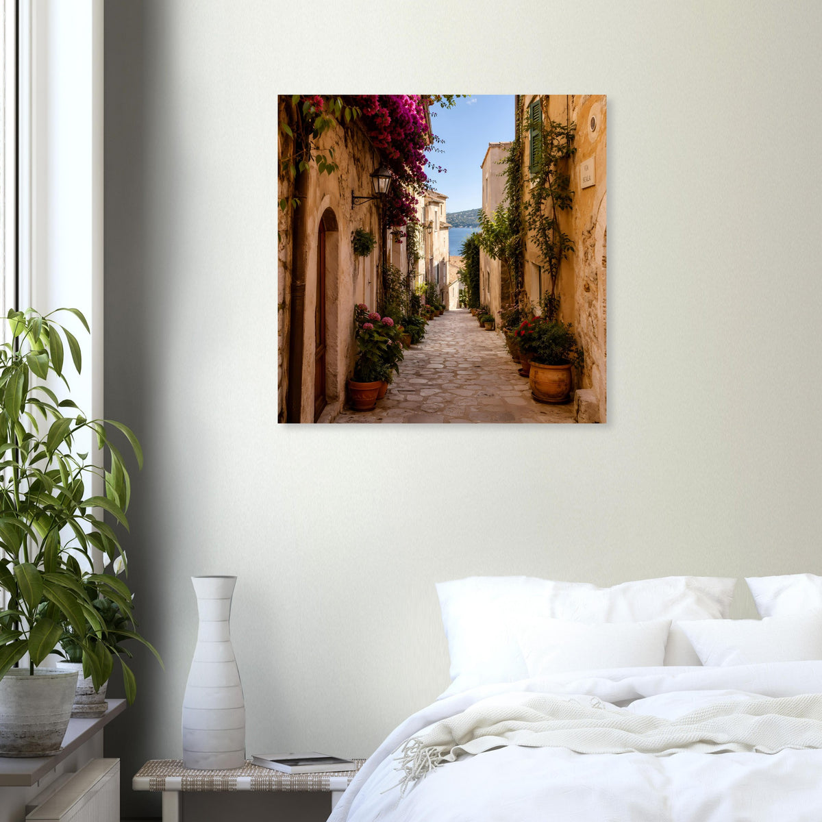 Quadratisches Wandposter mit mediterraner Gasse, Naturtönen und Blumen