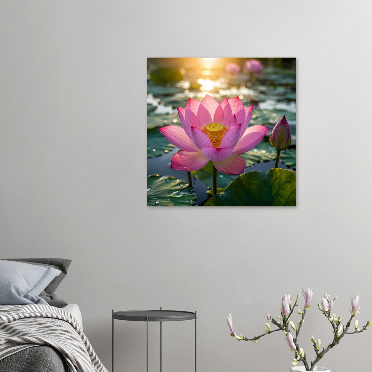 Kleines Lotusblüten-Poster mit rosa Blüte und gelbem Zentrum, mit Knospe rechts