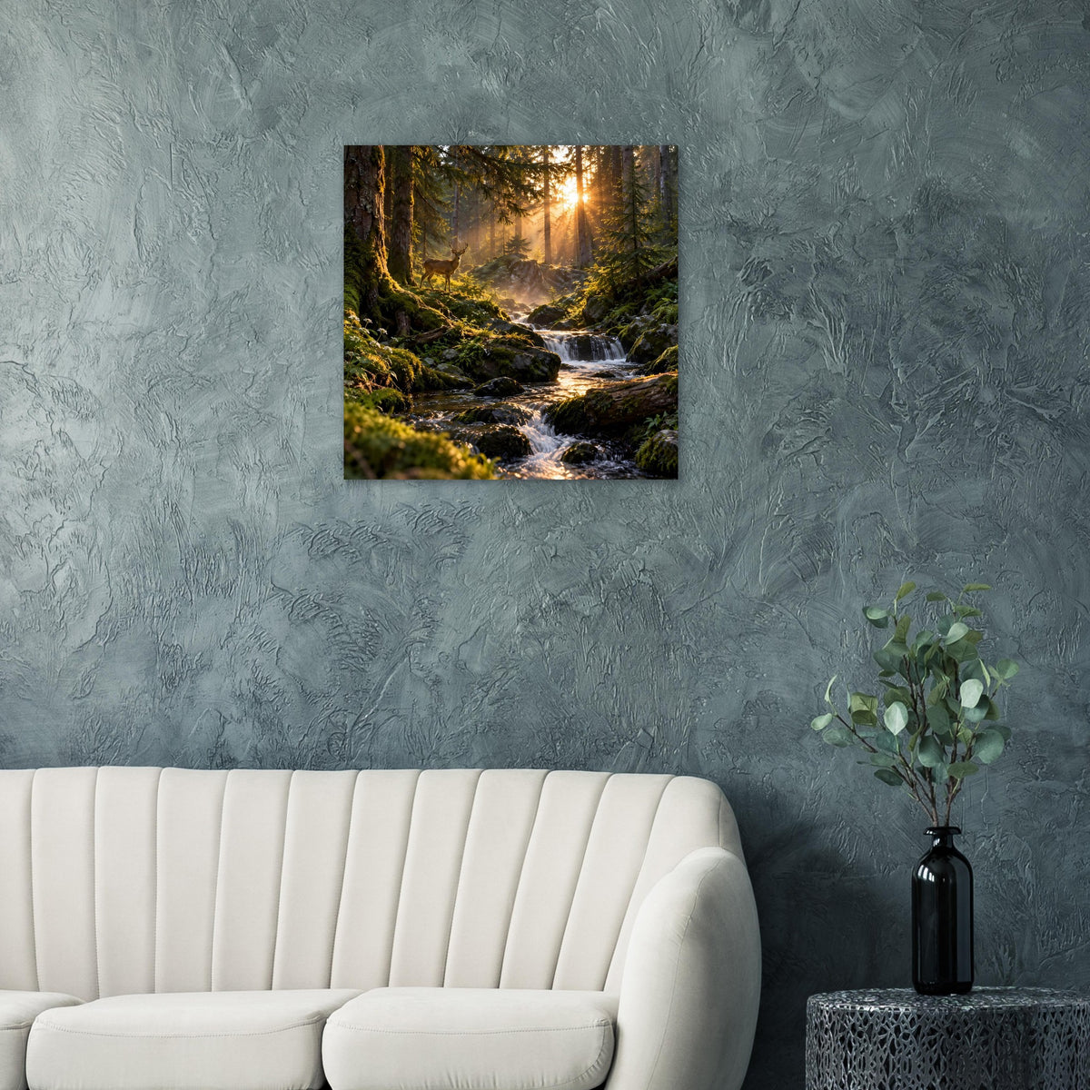 Quadratisches Wandposter: Wald und Bach im Sonnenaufgang, helle Strahlen durch die Bäume