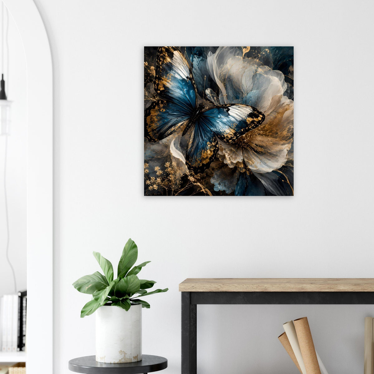Quadratisches Wandposter mit blauem Schmetterling in Weiß-Gold-Optik und dunklen Akzenten