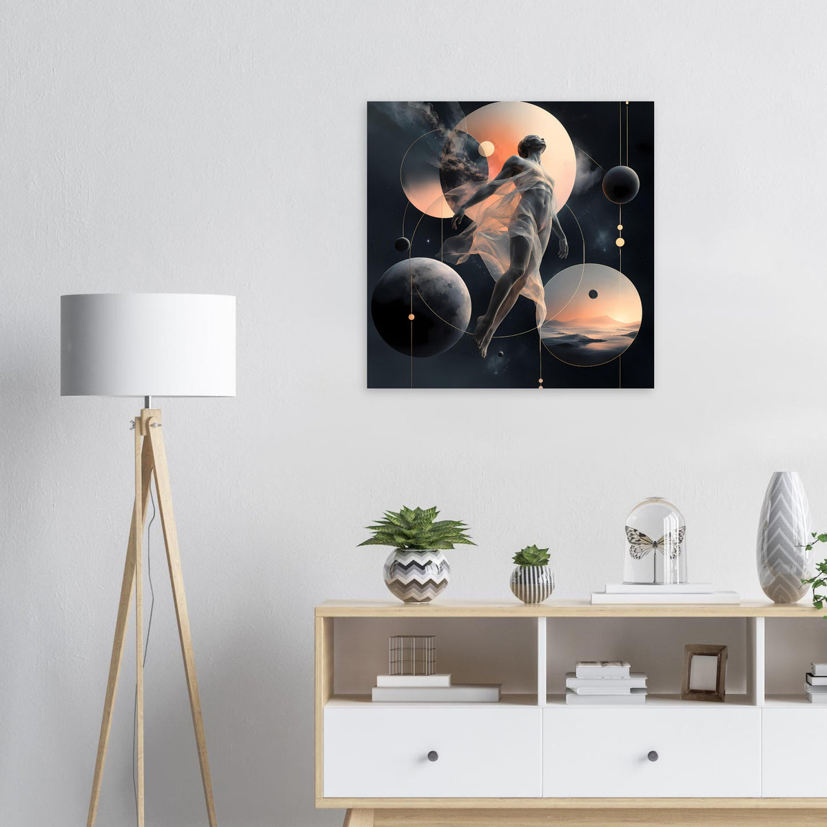 Quadratisches Poster im schwarzen Rahmen mit abstrakter Figur zwischen Planeten und Monden