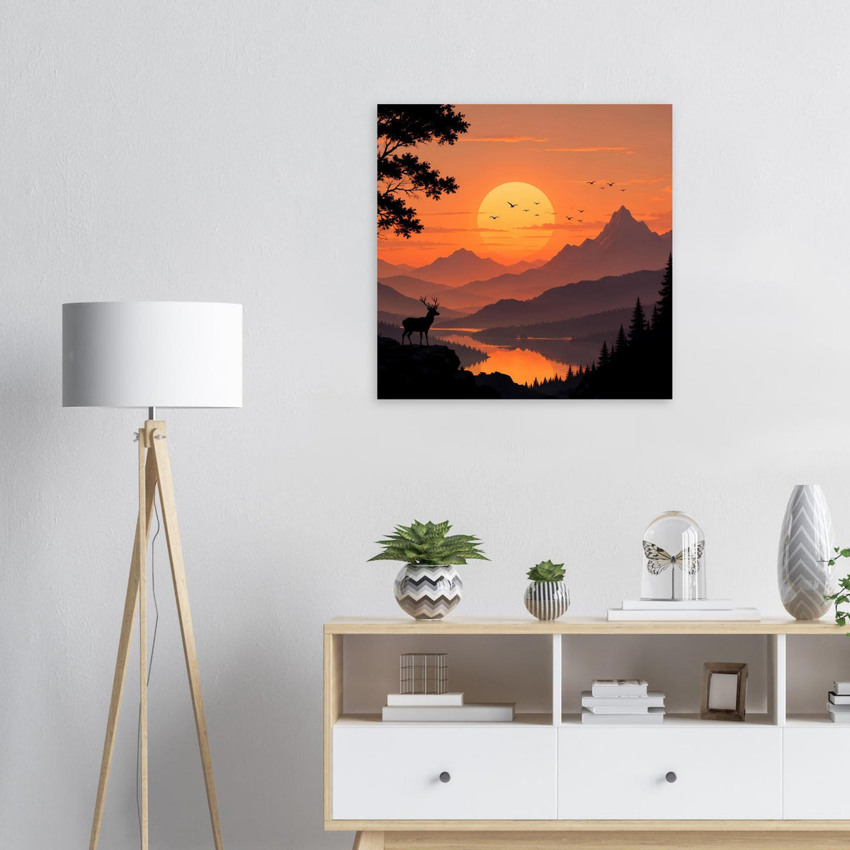 Quadratisches Poster mit Hirsch, Bergen, Bergsee und großer goldener Sonne am Abendhimmel