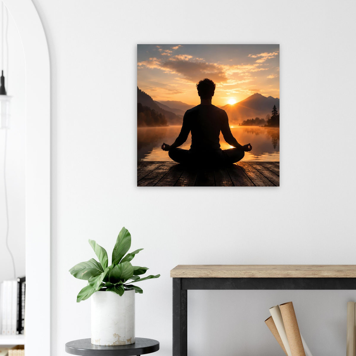 Gerahmtes Wandposter mit Meditationssilhouette und tiefstehender Sonne über See