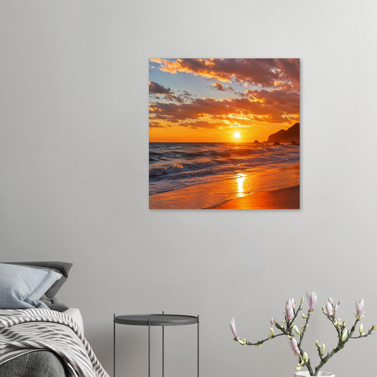 Quadratisches Poster mit Sonnenuntergang am Strand, goldener Lichtreflex auf dem Wasser.