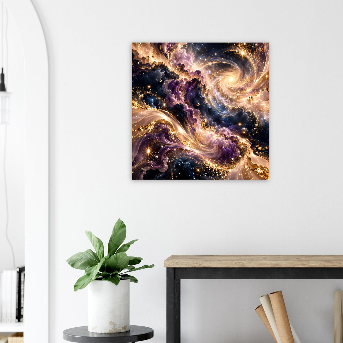 Quadratischer Kunstdruck: goldene Wirbellichter vor violettem kosmischem Hintergrund